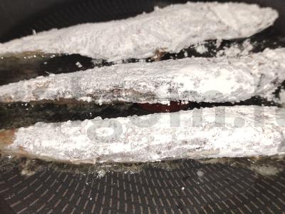 Pūgžlys, kepamas miltų debesyje Žingsnis 4