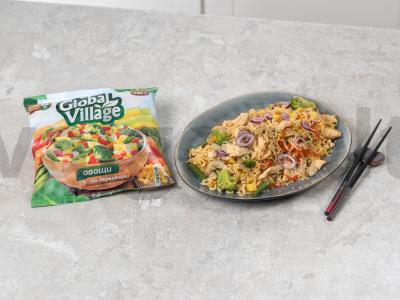 Nudų su vištiena ir daržovėmis azijietišku stiliumi pagrindine nuotrauka