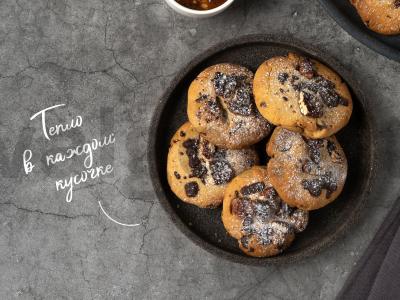 Šokoladiniai sausainiai su pekano riešutais pagrindine nuotrauka