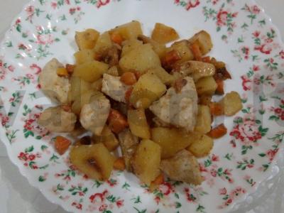 Bulvės su vištienos filė ketaus puode pagrindine nuotrauka