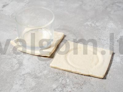 Sluoksniuotos mini-picos su pomidorais ir mocarela Žingsnis 1