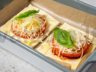 Sluoksniuotos mini-picos su pomidorais ir mocarela Žingsnis 5