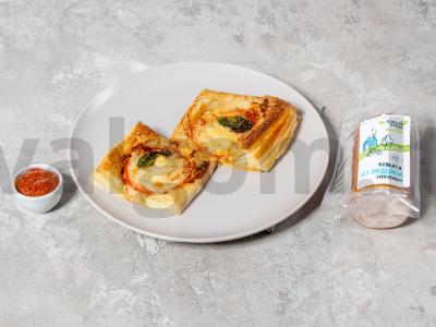 Sluoksniuotos mini-picos su pomidorais ir mocarela pagrindine nuotrauka