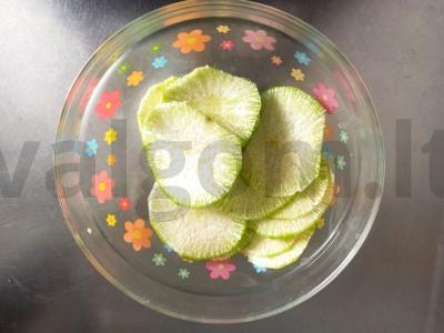 Salotos su ridikėliais ir agurkais Žingsnis 1