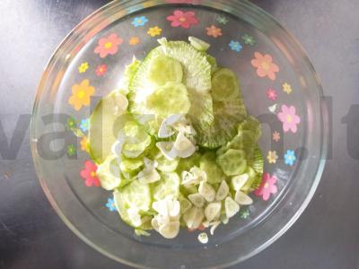 Salotos su ridikėliais ir agurkais Žingsnis 2