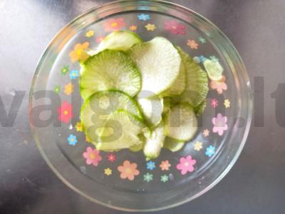 Salotos su ridikėliais ir agurkais Žingsnis 3