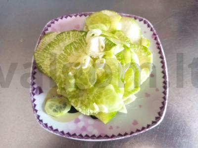 Salotos su ridikėliais ir agurkais pagrindine nuotrauka