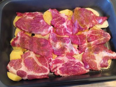 Mėsa prancūziškai su bulvėmis, svogūnais ir pomidorais Žingsnis 3