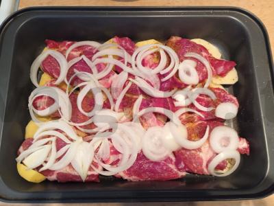 Mėsa prancūziškai su bulvėmis, svogūnais ir pomidorais Žingsnis 4