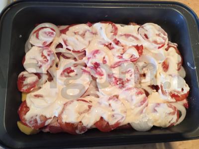 Mėsa prancūziškai su bulvėmis, svogūnais ir pomidorais Žingsnis 6