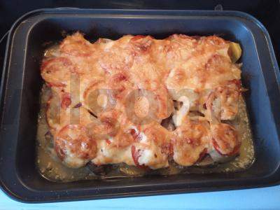 Mėsa prancūziškai su bulvėmis, svogūnais ir pomidorais pagrindine nuotrauka