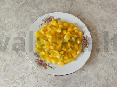 Šviežių daržovių, alyvuogių ir fetos sūrio salotas Žingsnis 1