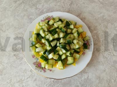 Šviežių daržovių, alyvuogių ir fetos sūrio salotas Žingsnis 2