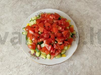 Šviežių daržovių, alyvuogių ir fetos sūrio salotas Žingsnis 3