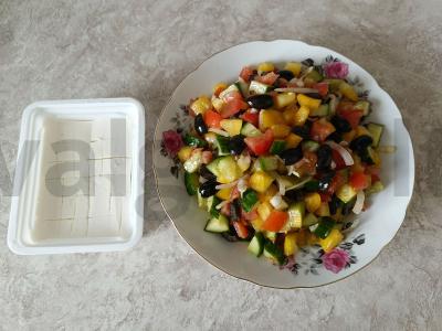 Šviežių daržovių, alyvuogių ir fetos sūrio salotas Žingsnis 5