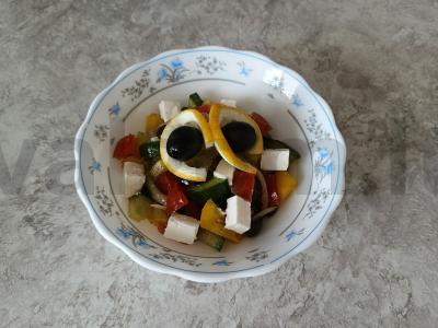 Šviežių daržovių, alyvuogių ir fetos sūrio salotas pagrindine nuotrauka