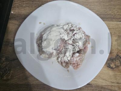 Mėsos krepšeliai su marinuotais agurkais Žingsnis 1