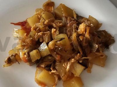 Troškinta kopūstai su grybais ir mėsos asorti lėtoje viryklėje pagrindine nuotrauka