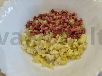 Salotas su rūkytomis dešrelėmis ir marinuotais agurkais Žingsnis 3