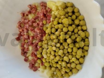 Salotas su rūkytomis dešrelėmis ir marinuotais agurkais Žingsnis 4