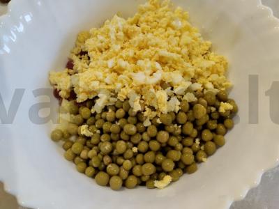 Salotas su rūkytomis dešrelėmis ir marinuotais agurkais Žingsnis 5