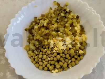 Salotas su rūkytomis dešrelėmis ir marinuotais agurkais Žingsnis 6