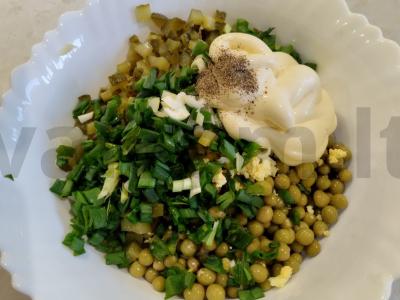 Salotas su rūkytomis dešrelėmis ir marinuotais agurkais Žingsnis 7