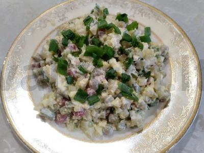 Salotas su rūkytomis dešrelėmis ir marinuotais agurkais pagrindine nuotrauka