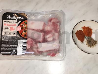 Kiauliena su kaulu, troškinta puoduose su daržovėmis. Žingsnis 2