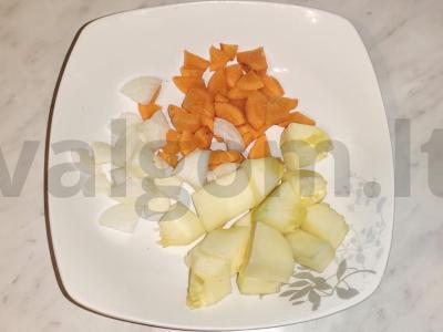 Kiauliena su kaulu, troškinta puoduose su daržovėmis. Žingsnis 4