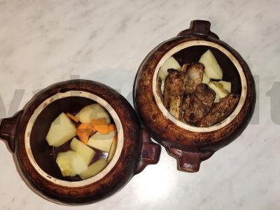 Kiauliena su kaulu, troškinta puoduose su daržovėmis. Žingsnis 5