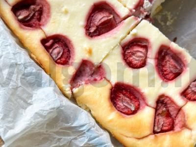 Oro varškės apkepas su braškėmis pagrindine nuotrauka