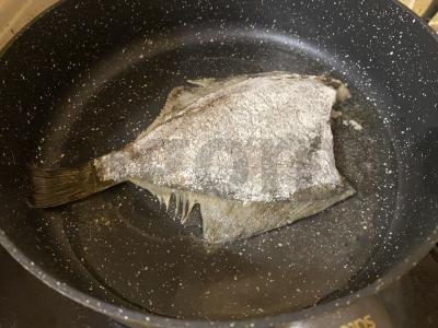 Kepta plokščia žuvis su lygia auksine plutele Žingsnis 4