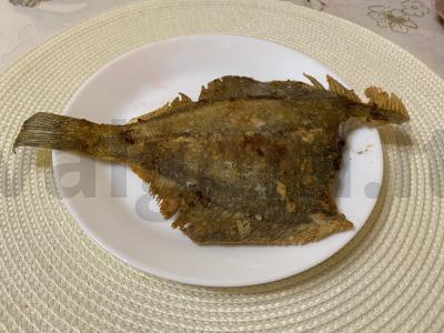 Kepta plokščia žuvis su lygia auksine plutele pagrindine nuotrauka