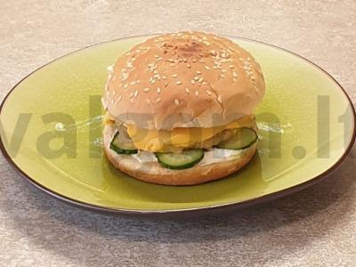 Žuvies burgeris su sūriu ir agurku pagrindine nuotrauka