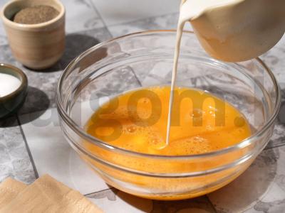 Kiaušinių apkepas su karbonaidu ir daržovėmis Žingsnis 4