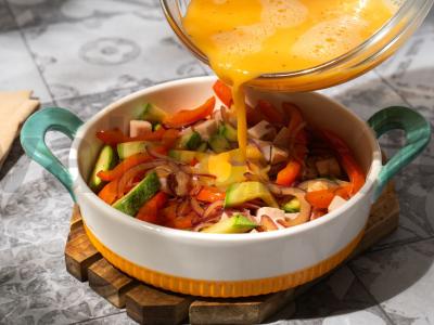 Kiaušinių apkepas su karbonaidu ir daržovėmis Žingsnis 5