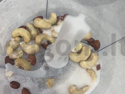 Sluoksniuota tešla su riešutais ir obuoliu Žingsnis 1