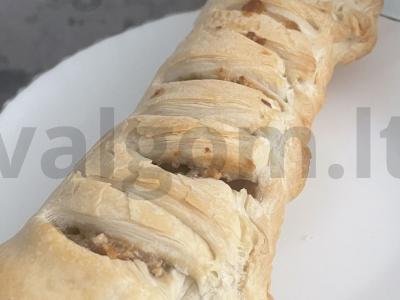 Sluoksniuota tešla su riešutais ir obuoliu pagrindine nuotrauka