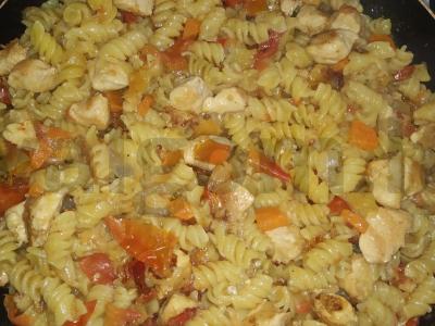 Makaronai su pomidorais, paprikomis ir vištienos krūtinėle pagrindine nuotrauka