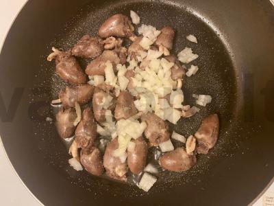 Salotas „Gala“ su vištienos širdelėmis ir daržovėmis Žingsnis 5