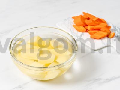 Bulvės su grietine lėtoje viryklėje Žingsnis 1