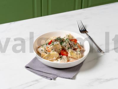 Bulvės su grietine lėtoje viryklėje pagrindine nuotrauka