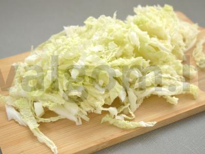 Daržovių salotas su Pekino kopūstu ir žirneliais Žingsnis 1