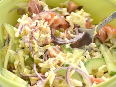 Daržovių salotas su Pekino kopūstu ir žirneliais Žingsnis 6