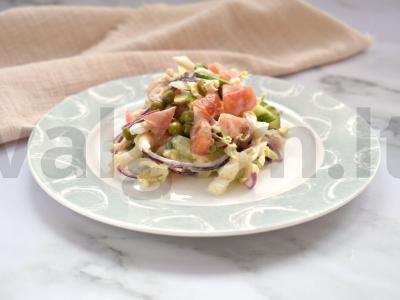 Daržovių salotas su Pekino kopūstu ir žirneliais pagrindine nuotrauka