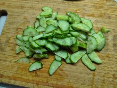 Salotos su alyvuogėmis, agurkais ir rukola Žingsnis 3