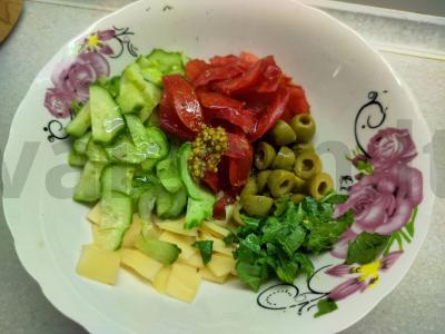 Salotos su alyvuogėmis, agurkais ir rukola Žingsnis 4