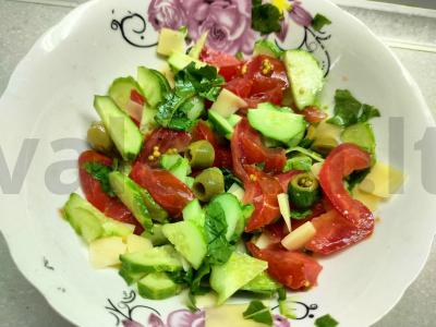 Salotos su alyvuogėmis, agurkais ir rukola pagrindine nuotrauka