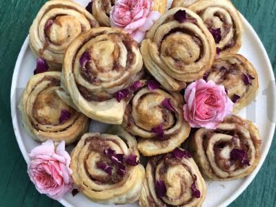 Ritiniai su rožių žiedlapių džemu pagrindine nuotrauka